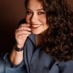 Acredito que cada pessoa carrega uma forma legítima de existir — e que a escuta verdadeira começa quando deixamos de tentar "ajustar" quem somos às expectativas do mundo.